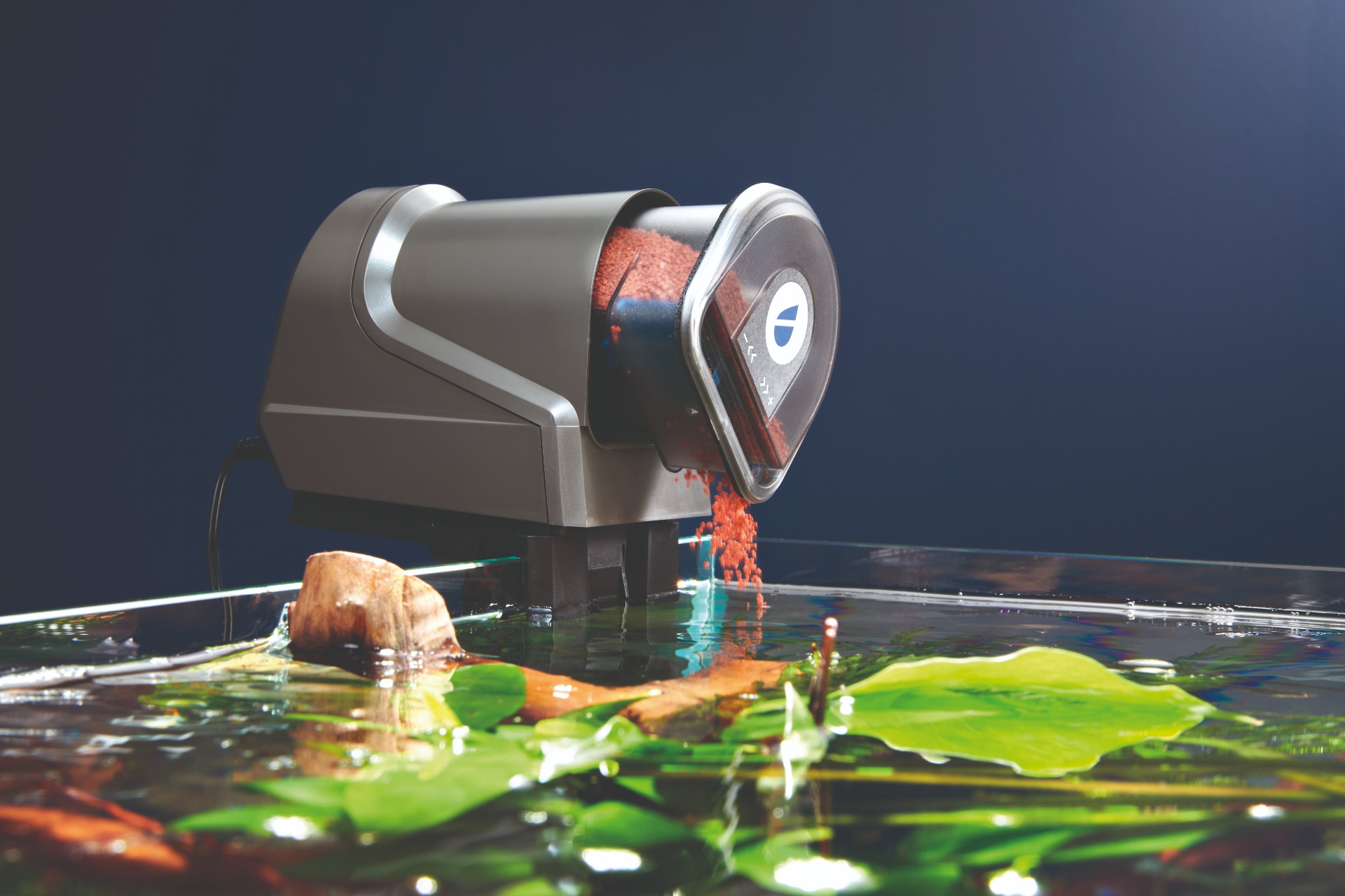 Oase FishGuard op een open aquarium aan het glas bevestigd